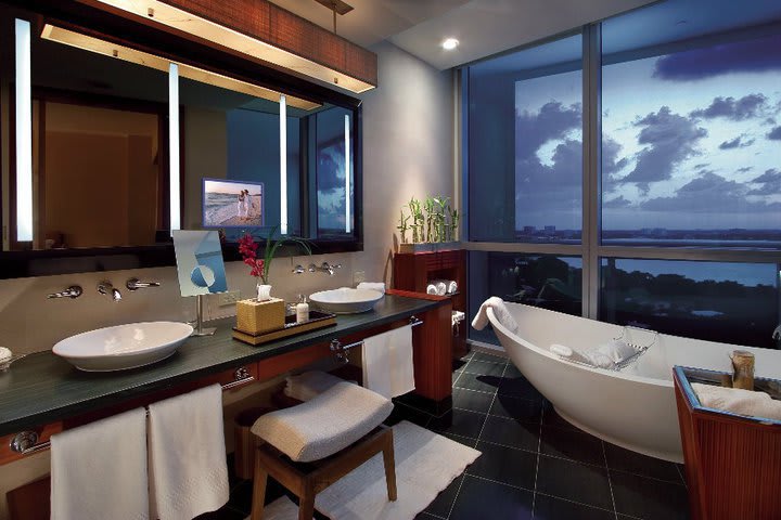 Baño con vista al mar en el hotel The Ritz-Carlton Bal Harbour