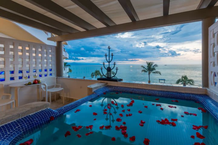 Jacuzzi on the terrace of a honeymoon suite