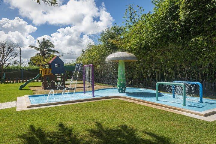 Club de niños con piscina