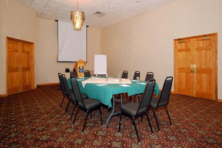 Hay un salón de eventos en el hotel Comfort Inn The Pointe en Niagara Falls