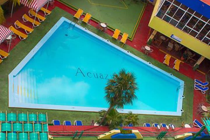 La piscina es exterior y tiene camas de playa plegables