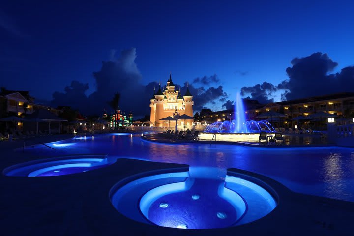 Vista nocturna de la piscina y jacuzzis