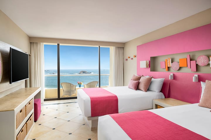 Sun Club deluxe double guest room with ocean view