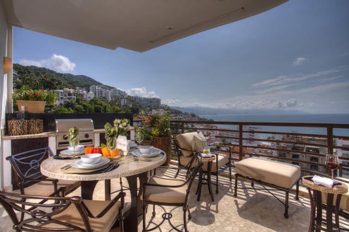 The terraces have a table, chairs, and a grill