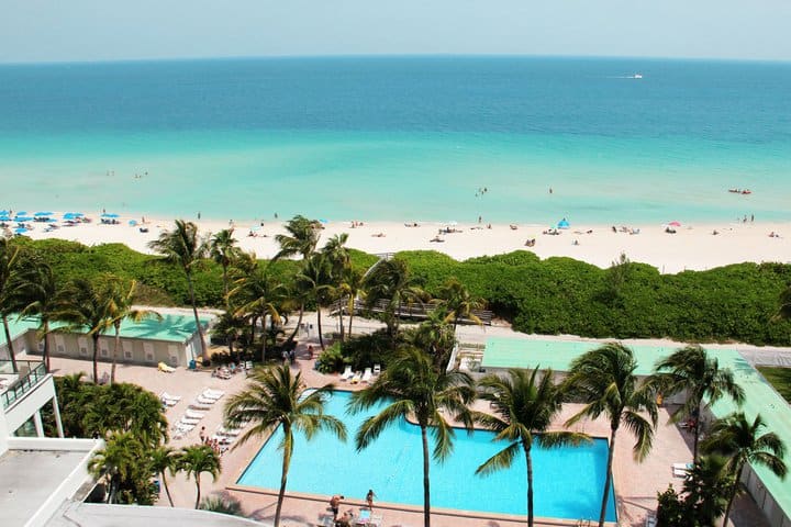 El solárium y la piscina están cerca de la playa