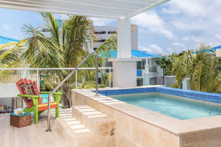 The private pool of an Island Reserve villa