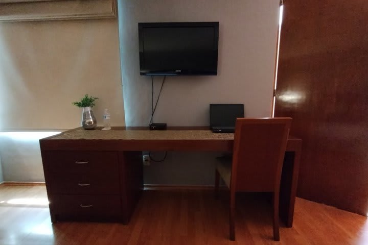 Mesa de trabajo y TV de pantalla plana