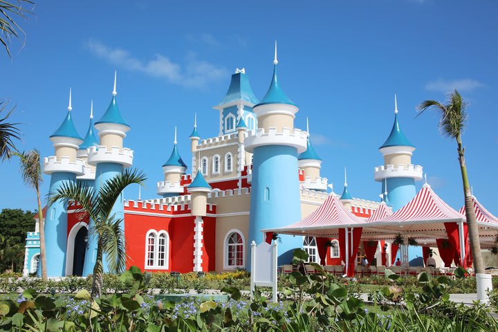 Hay tres castillos que albergan el club de niños, el restaurante Garden Circus y el bar Kokoro