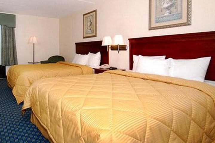 The Comfort Inn & Suites Airport hotel features 100 guest rooms