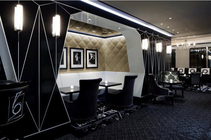 Bar Pleiades dentro del hotel The Surrey