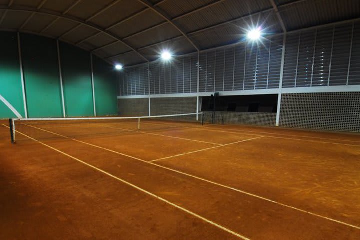 Quality Hotel Niteroi offers two indoor tennis courts
