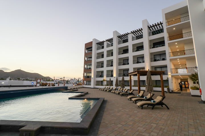 Piscina exterior con vista a la ciudad