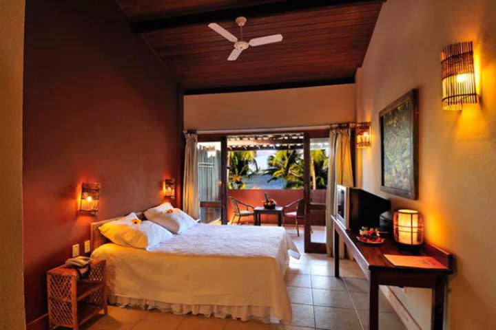 Guest room with balcony at Jambo Pousada, hotel in Itacimirim