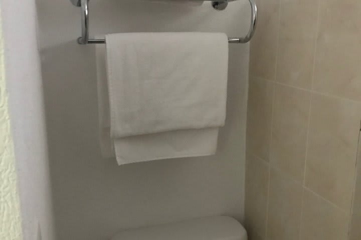 Baño de huéspedes