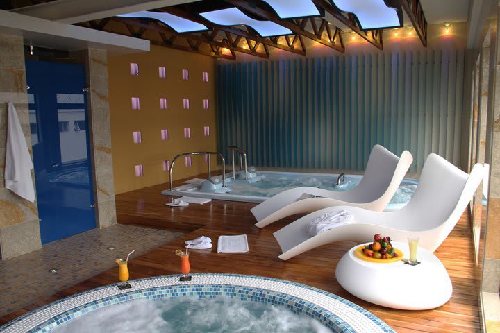 El spa tiene dos jacuzzis