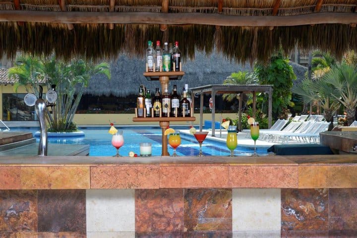 La piscina ofrece servicio de bar