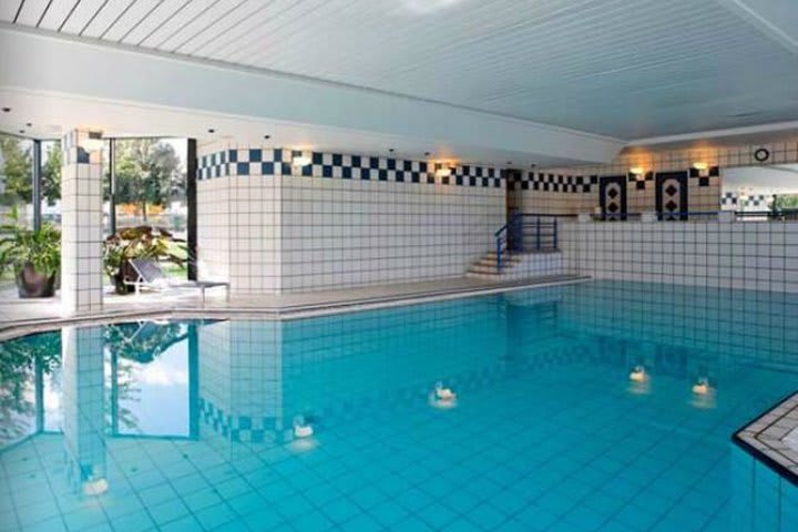 Indoor pool at the Radisson Blu Charles de Gaulle hotel in Le Mesnil-Amelot