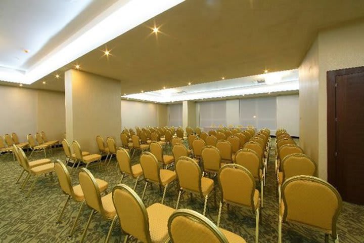 Salón de eventos con capacidad para 120 personas