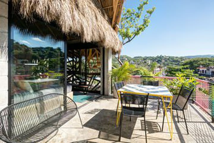 Hay una terraza para descansar