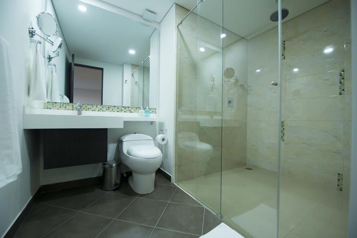 Baño de huéspedes