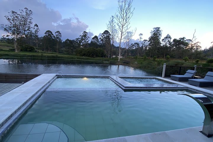 Piscina con vista al lago