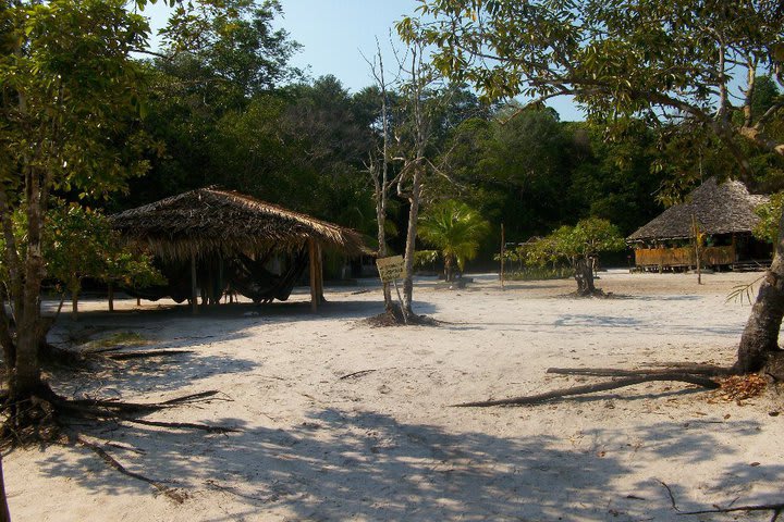 Área de descanso con hamacas en el hotel Malocas Jungle Lodge en Rio Preto da Eva