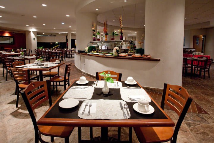 The property has a restaurant with Mexican and international cuisine