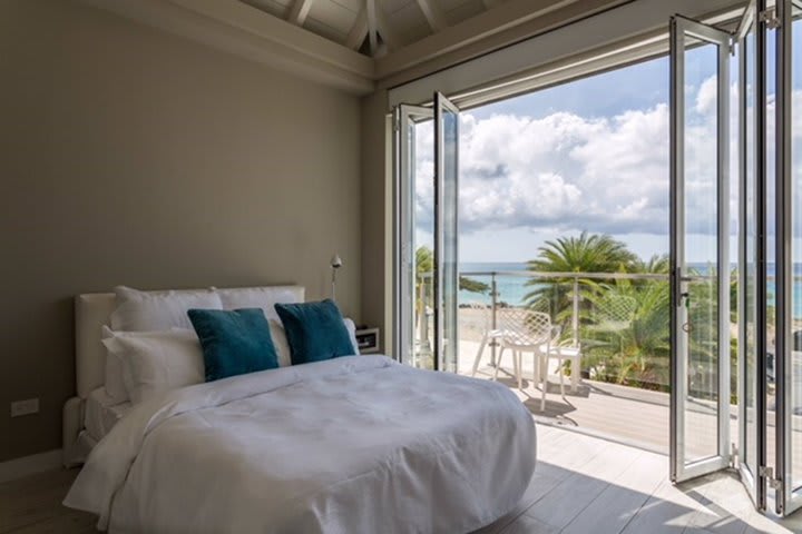 Mini-Master Ocean View Room (One Queen Bed)