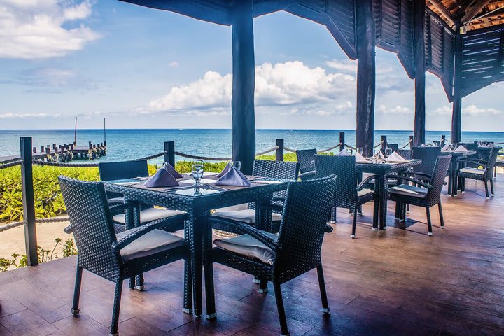 Restaurante Beach Club con vista al mar