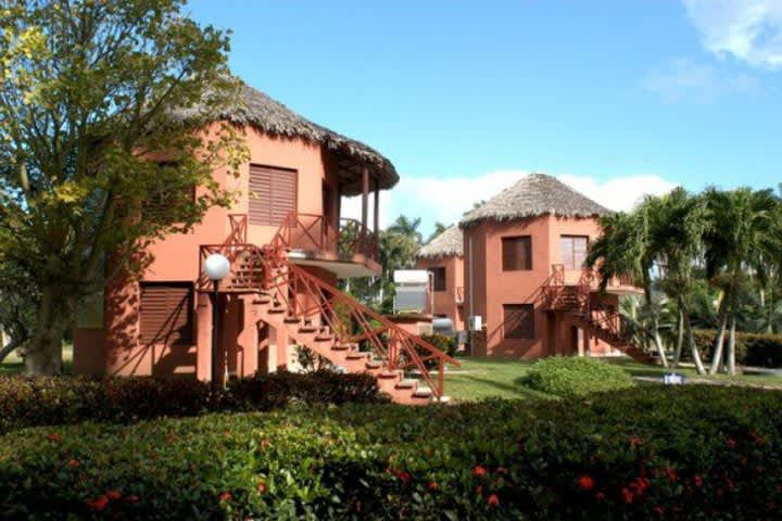 Exuberantes jardines en el área de habitaciones