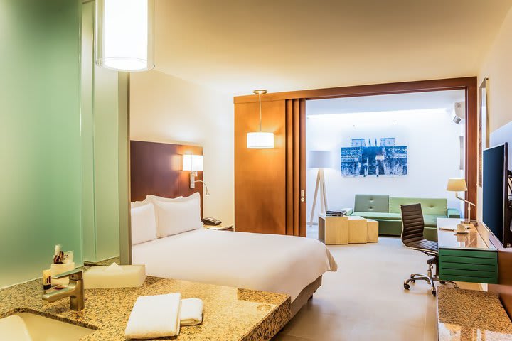 Junior suite con cama king y vista a la Quinta Avenida