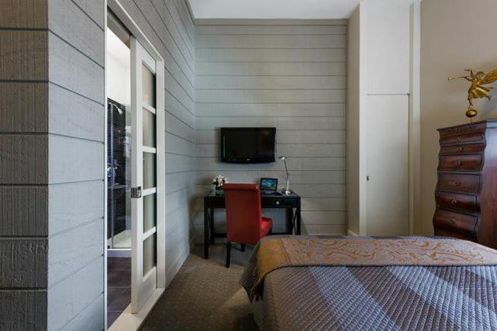 Guest room with flat-screen TV at the Seton Hotel in New York