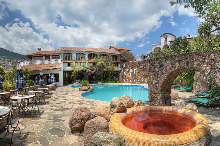 Pool and jacuzzi