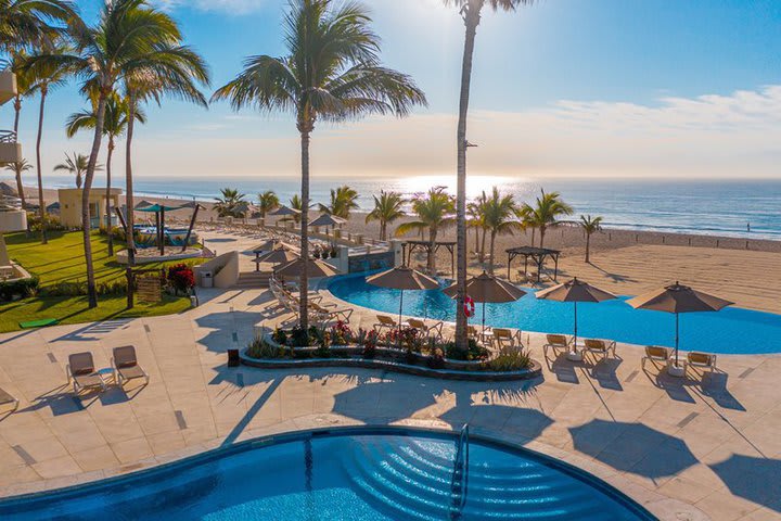 Vista de una piscina y la playa