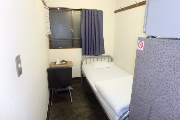 Small single bed room (No TV & fridge)