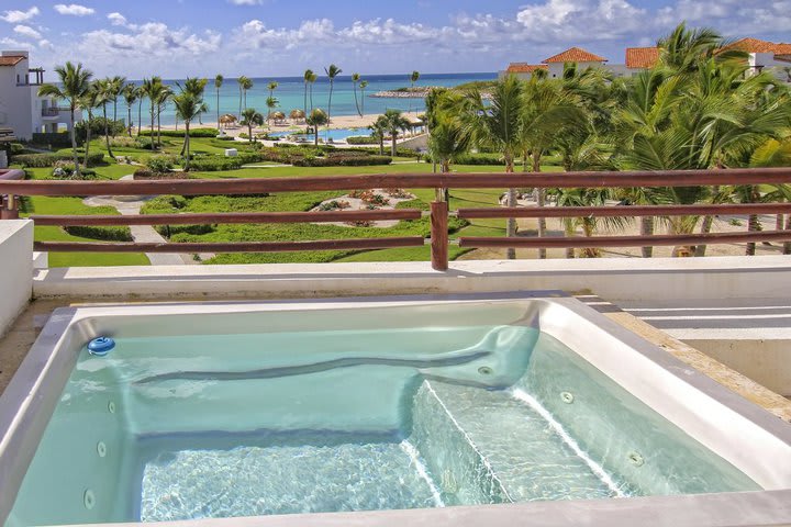 Piscina en la terraza del apartamento de un dormitorio con vista al mar