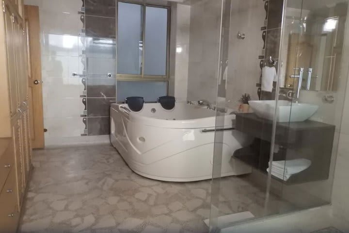 Baño de huéspedes con bañera de hidromasaje