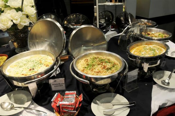 El restaurante del Hotel Trianon Paulista sirve comida brasileña e internacional