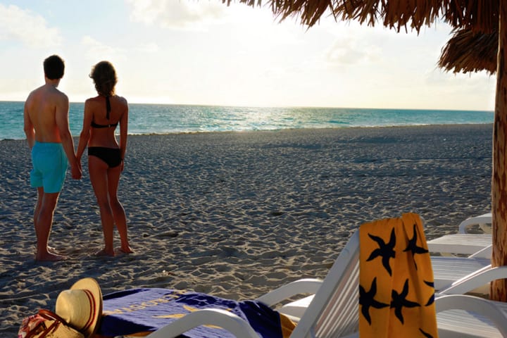 El área de la playa está equipada con camas de playa plegables