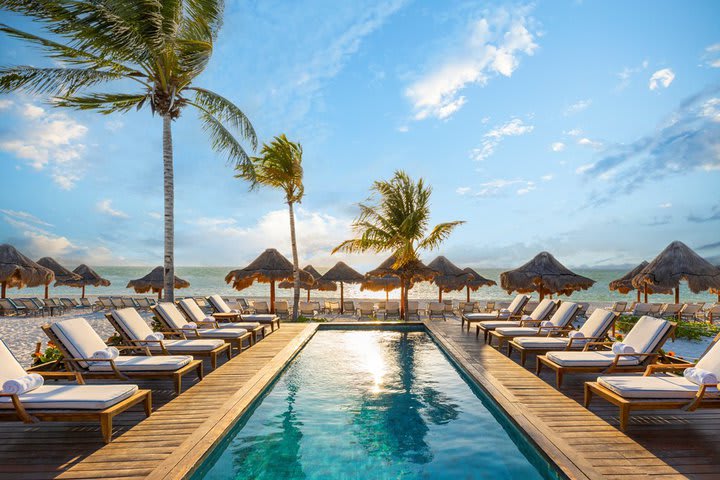 Piscina con vista al mar