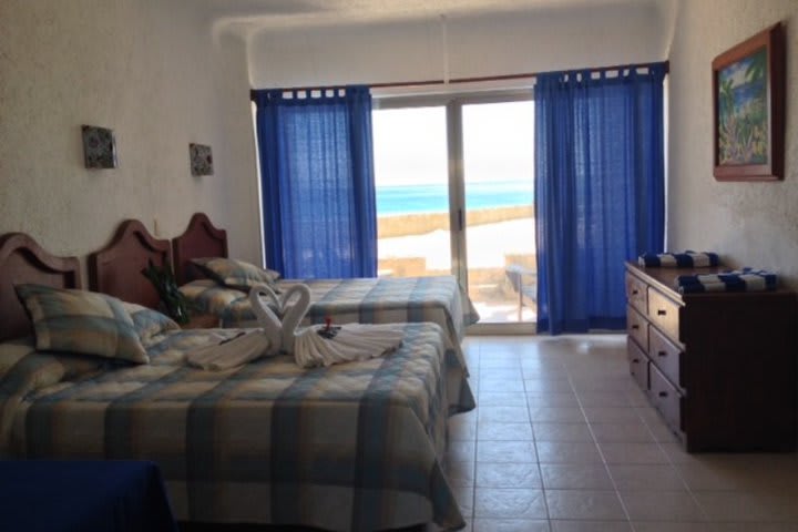 Habitación con dos camas queen del hotel de playa en Cozumel, Ventanas al Mar