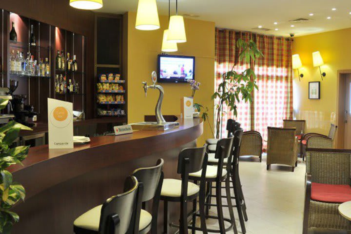 Bar del hotel Campanile en Alcalá de Henares