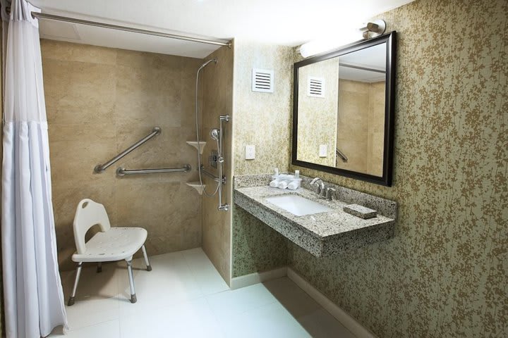 Guest bath at Holiday Inn Express, business hotel in Cuernavaca