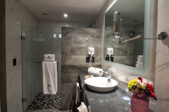 Private guest bathroom with shower