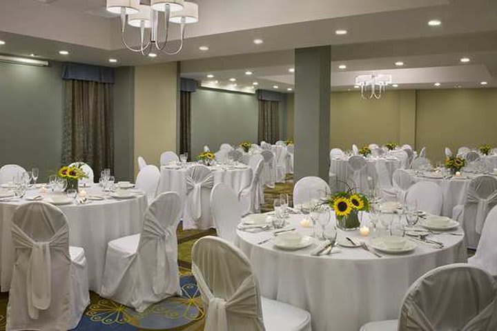 The Hilton Garden Inn Toronto City Centre in Toronto offers wedding services