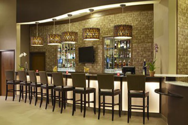 Bar tipo lounge del Best Western Plus Atrea, hotel en San Antonio