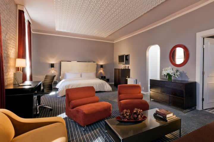 Bedroom with sitting area at the Hotel Union Square