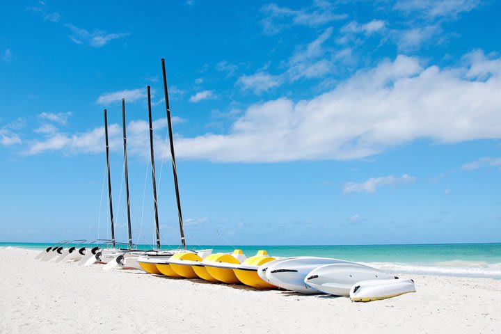 Deportes acuáticos en playa