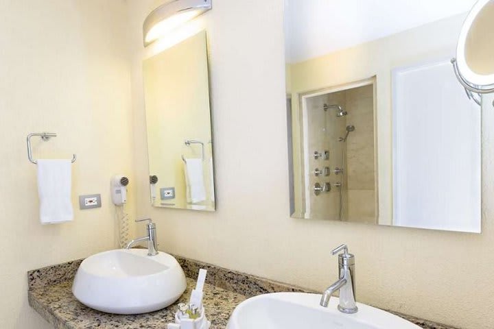 Baño con doble lavabo en una suite