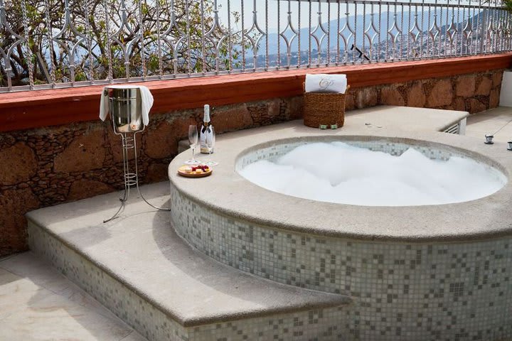 Outdor jacuzzi in Britannia junior suite